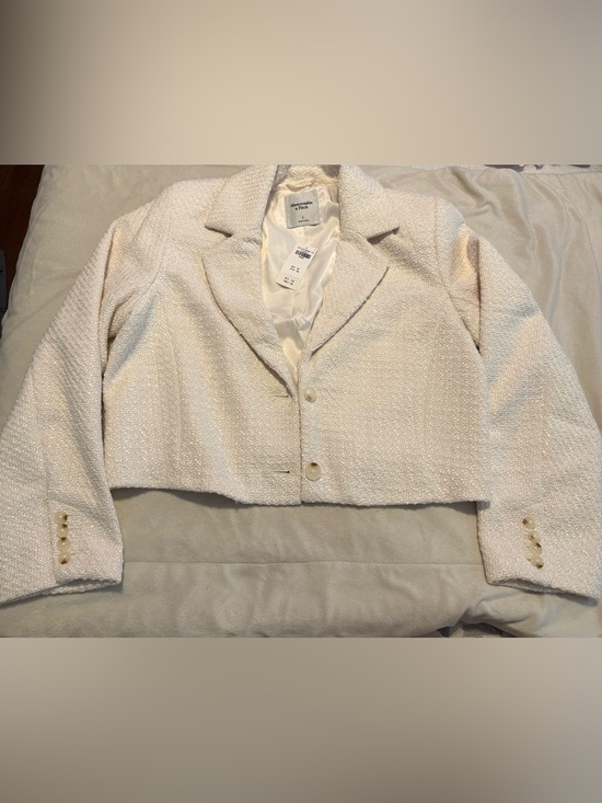 Abercrombie & Fitch Jackets & Blazers - Abercrombie & Fitch Cream Bouclé Cropped Blazer
